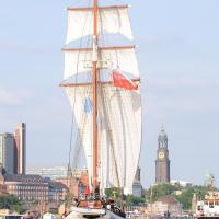 2650_8182 Segelschiff unter Segeln auf der Elbe; St. Michaelis Kirche. | 